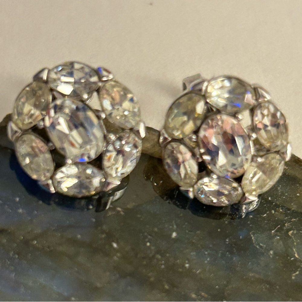 Trifari Earrings Vintage NWOT, clear oval faceted crystals round silver clip ons - Picture 2 of 7